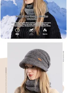 Texture de maille détaillée et étiquette en cuir brun sur bonnet d'hiver et écharpe