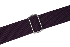Détail de la bandoulière en nylon violet avec boucle de réglage en métal argenté