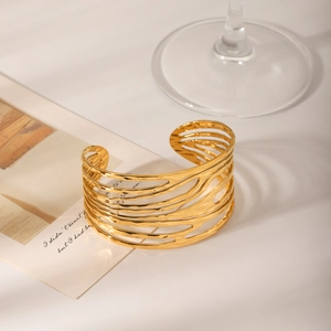 Bracelet manchette moderne ajouré en acier inoxydable plaqué or 18K aux lignes ondulées