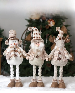 Dettaglio di bambole natalizie retrattili in peluche con texture in maglia e Babbo Natale