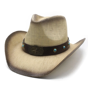 Strohhut im Cowboy-Stil mit Türkis-Lederband und Sternschnalle auf weißem Grund