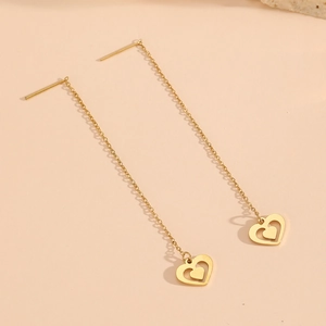 Détail de boucles d'oreilles longues en plaqué or 18 carats avec pendentifs cœur évidés