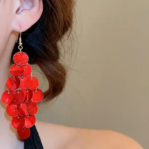 Boho-Ohrhänger mit roten Pailletten und geometrischen Goldhaken für den Strandurlaub
