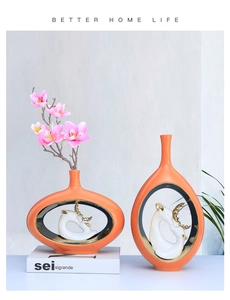 Dettaglio di vasi in ceramica arancione con centro traforato e statuette di cervo