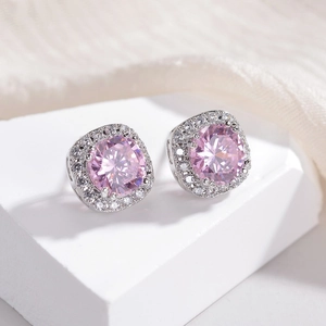 Elegantes pendientes de halo con circón rosa redondo y brillantes cristales blancos