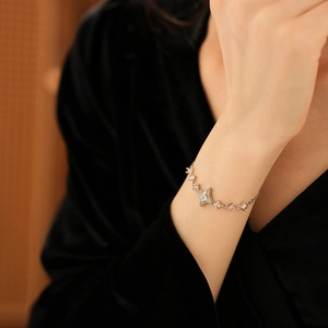 Vue détaillée du bracelet étoile en zircon argenté porté sur une tenue en velours