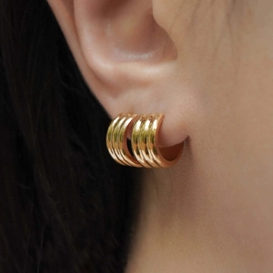 Orecchini a cerchio triplo in oro 18K a forma di C con texture a coste minimalista