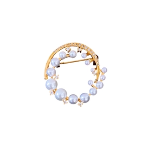 Exquisite gold-plated round brooch featuring white pearls and zircon accents on a white background