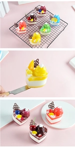 Vista macro di mini tazze da dessert mousse a forma di cuore con frutta realistica