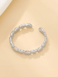 Dettaglio dell'anello aperto a cuore d'argento con elementi a cuore lucidi a specchio