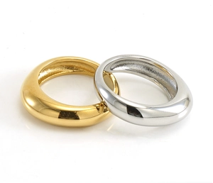 Bagues minimalistes empilables en acier inoxydable poli or et argent sur fond blanc