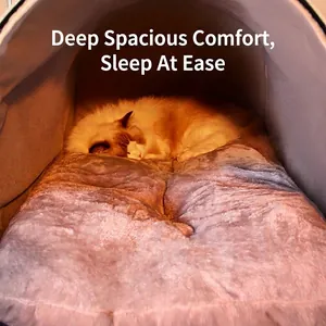 Gezellige halfgesloten pluchen kattenmand in grijs imitatiebont voor winterse warmte en rust