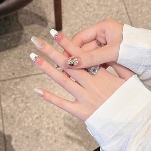 Faux ongles œil de chat dégradé rose avec paillettes, perles et strass élégants
