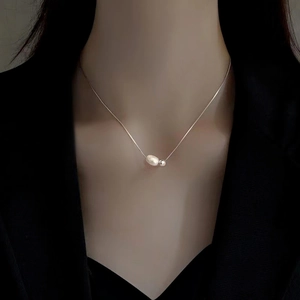 Elegant s925 silver necklace with baroque natural freshwater pearl pendant on a model