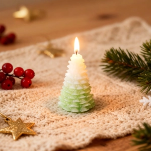 Detail van kerstboom geurkaars met groen kleurverloop en realistische lagen van de boom