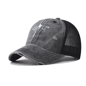 Cappellino da baseball grigio vintage con rete nera e ricamo a farfalla sul davanti