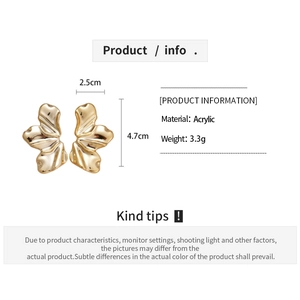 Detail of acrylic leaf earrings showing dimensions and weight for gold petal design