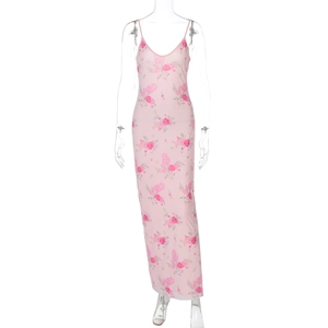 Dettaglio del maxi abito rosa floreale con vestibilità slim, scollo a V e spalline sottili
