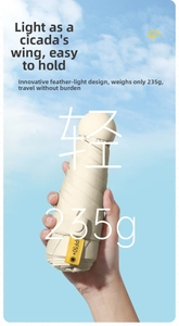 Détail d'un parapluie crème léger de 235g avec étiquette UPF 50 plus et ciel bleu