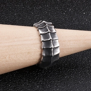Détail de la bague en acier inoxydable à motif d'écailles de dragon et fini oxydé
