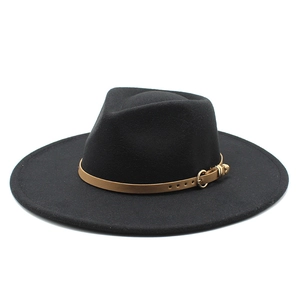Détail du chapeau Fedora en laine noire avec bande en cuir marron et boucle dorée