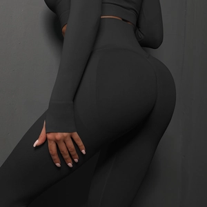 Détail d'un ensemble de yoga noir sans couture avec taille côtelée et texture respirante