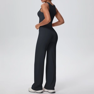 Vista posteriore di un completo yoga nero con reggiseno sportivo e pantaloni ampi