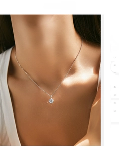 Dettaglio di una collana con moissanite da 1ct a castone indossata sul collo