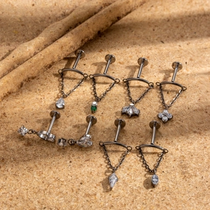 G23 Titan Labret-Set mit Zirkonia-Anhängern auf strukturiertem Sandhintergrund