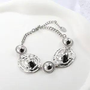 Bracelet chaîne en acier inoxydable argenté avec breloques à texture martelée