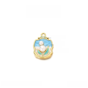 Vue détaillée du pendentif fleur perle vintage 24x17mm avec émail bleu style français