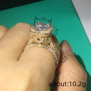 Luxuriöser goldener Kronenring mit großem funkelndem 10x13mm quadratischem Edelstein