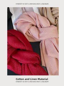 Dettaglio della sciarpa in cotone e lino con elegante trama a pieghe in vari colori