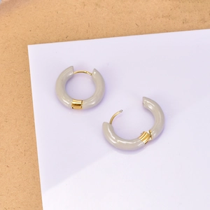 Détail de boucles d'oreilles créoles françaises en émail gris et acier plaqué or 18K