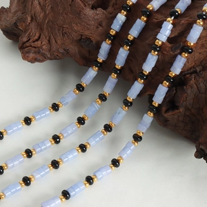 Collier perles fait main en or 18 carats avec pierres naturelles bleues et accents noirs
