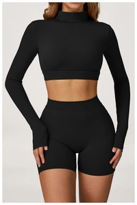 Detailansicht des schwarzen Yoga-Sets mit Rückenausschnitt und High-Waist Sportshorts