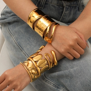 Exaggerated golden stainless steel bangles set featuring smooth and hammered textures