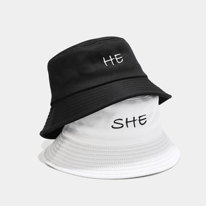 Bobs en coton avec broderie HE et SHE en noir et blanc pour les couples