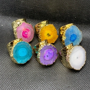 Detalle de anillos de cristal girasol en seis colores con bandas texturizadas bañadas en oro 14K