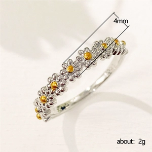 Gänseblümchen Ring aus Silber und Gold mit verketteten Blumenmustern und 4mm Breite