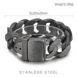 Vue macro du gros bracelet gourmette en acier inoxydable avec fermoir boucle de ceinture