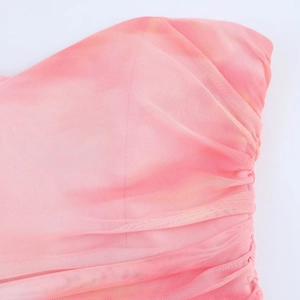 Détail en gros plan du tissu en maille rose montrant la texture fine et les plis doux