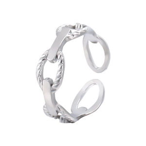 Bague chaîne réglable en acier inoxydable argenté poli présentée sous un angle de 45 degrés