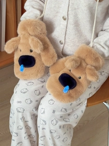 Détail de mitaines en peluche marron en forme de chien avec fourrure douce et cordon de cou