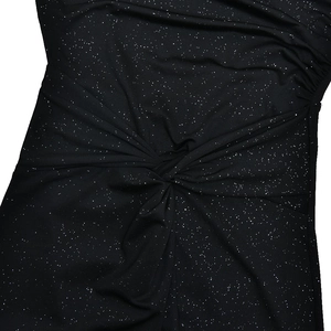 Détail du tissu noir scintillant avec un design de nœud sur cette robe moulante chic