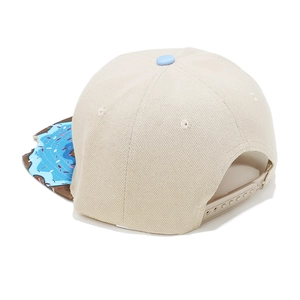 Détail de casquette snapback kaki avec motif donut sur la visière et attache bleue réglable