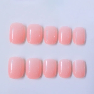 Unghie finte corte quadrate rosa gelatina con finitura lucida su sfondo bianco