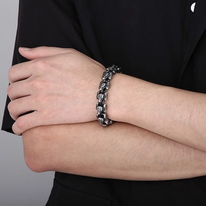 Dettaglio del bracciale punk a testa di serpente in acciaio titanio da uomo