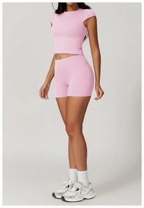 Vista laterale degli shorts da yoga rosa e del crop top che mostrano vestibilità e tessuto