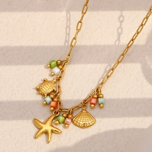 Collier en acier inoxydable plaqué or 18 carats avec pendentifs marins et perles colorées